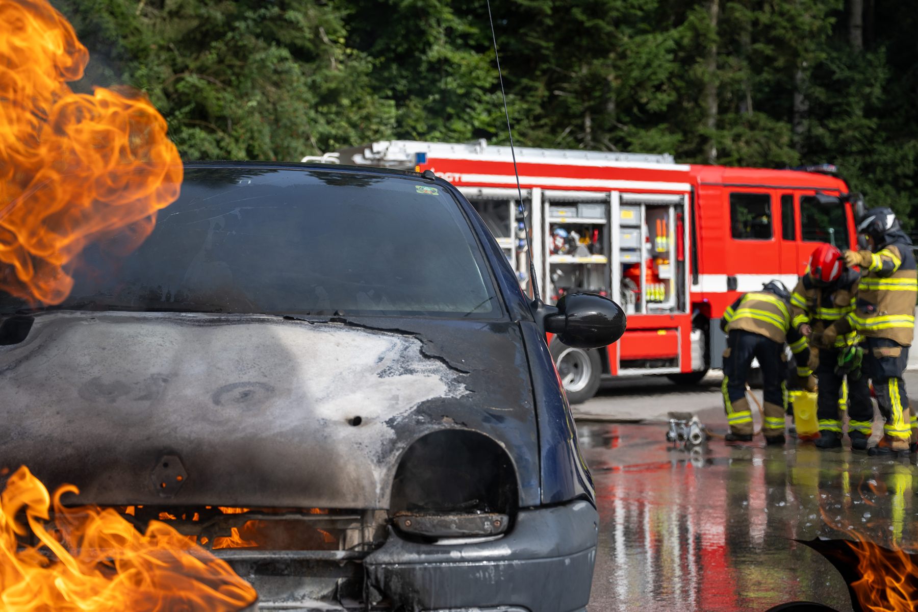 Fahrzeugbrand an einer Übung der Feuerwehr Worb