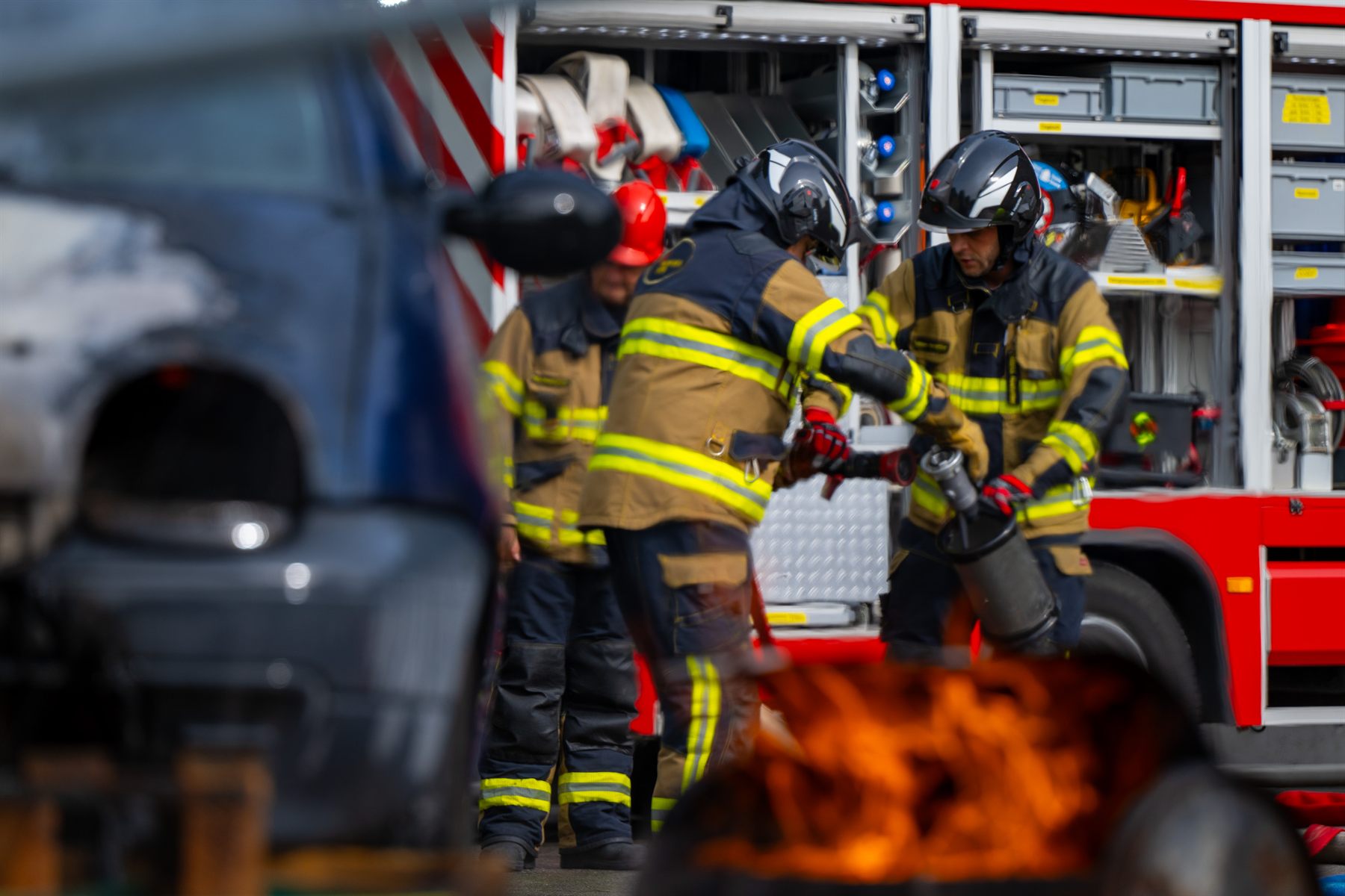 Angehöriger der Feuerwehr Worb bei einem Fahrzeugbrand