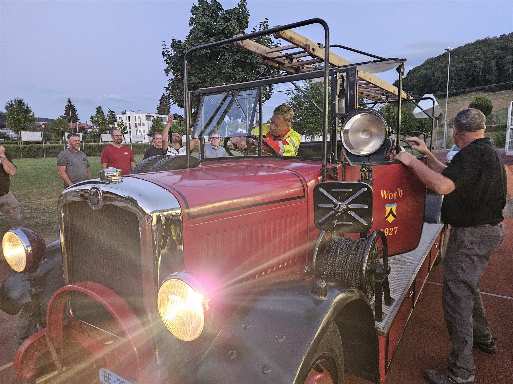 Historische Motorspritze des Feuerwehrvereins Worb an einer Übung