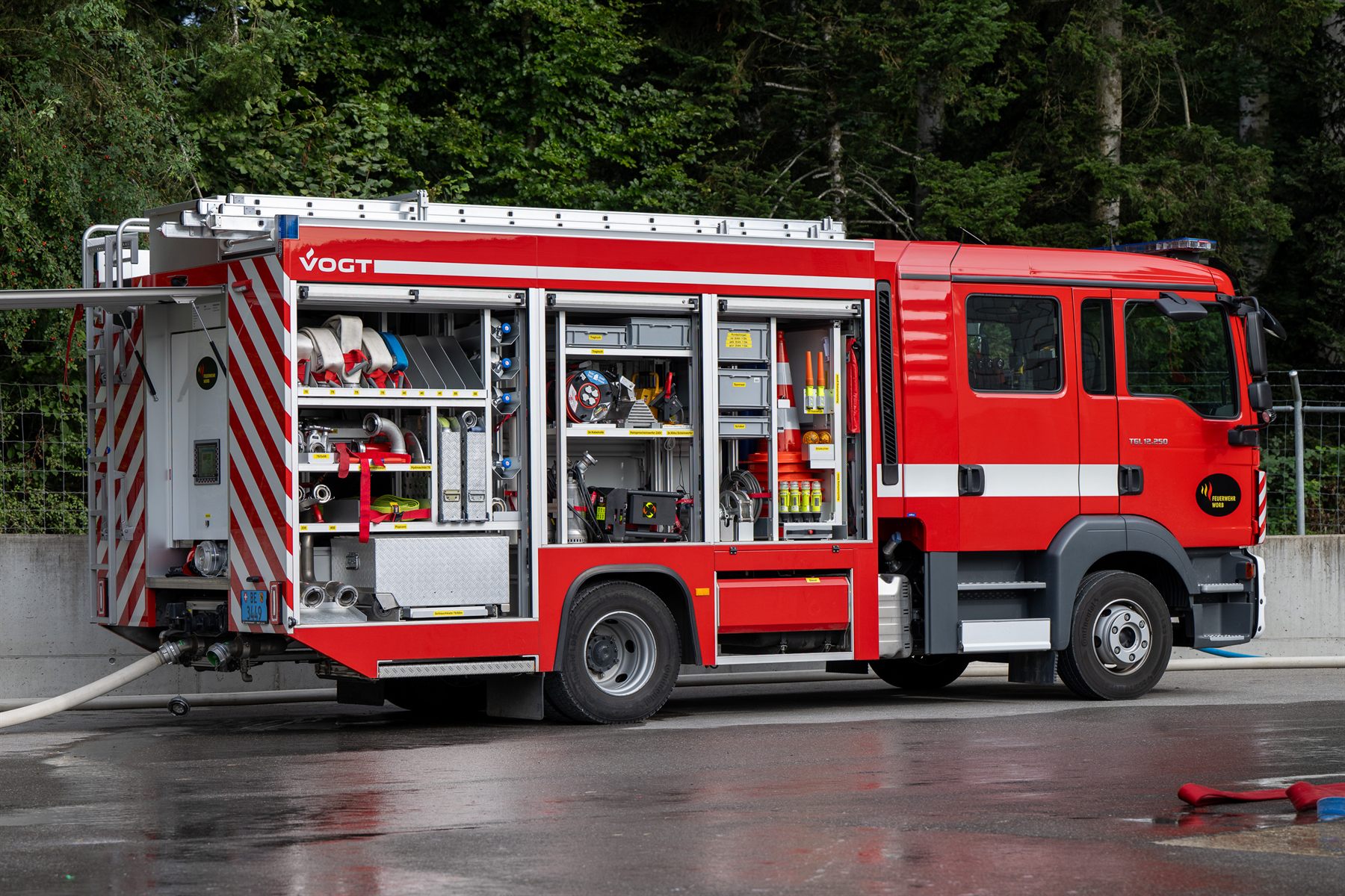 Geöffnete Geräteräume des Tanklöschfahrzeugs