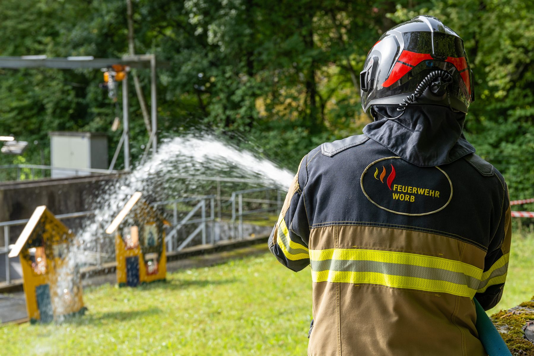 Angehöriger der Feuerwehr Worb von hinten mit Schutzkleidung
