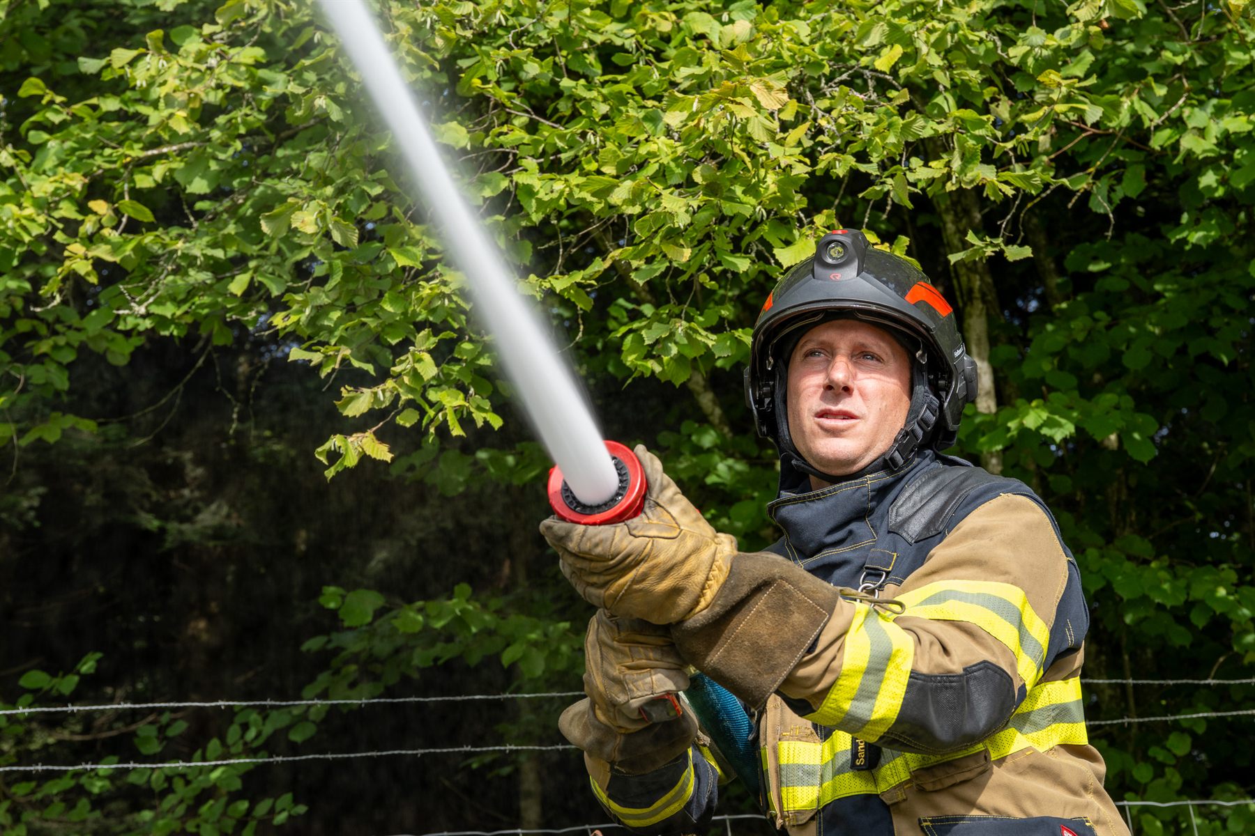 Angehöriger der Feuerwehr Worb am Strahlrohr