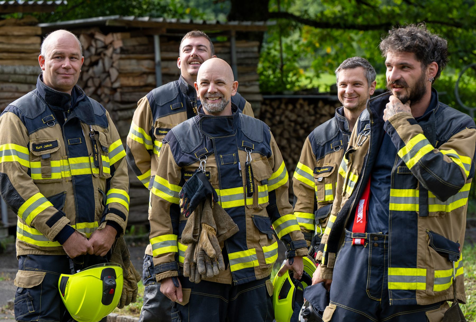 Angehörige der Feuerwehr Worb im Gespräch nach einer Übung