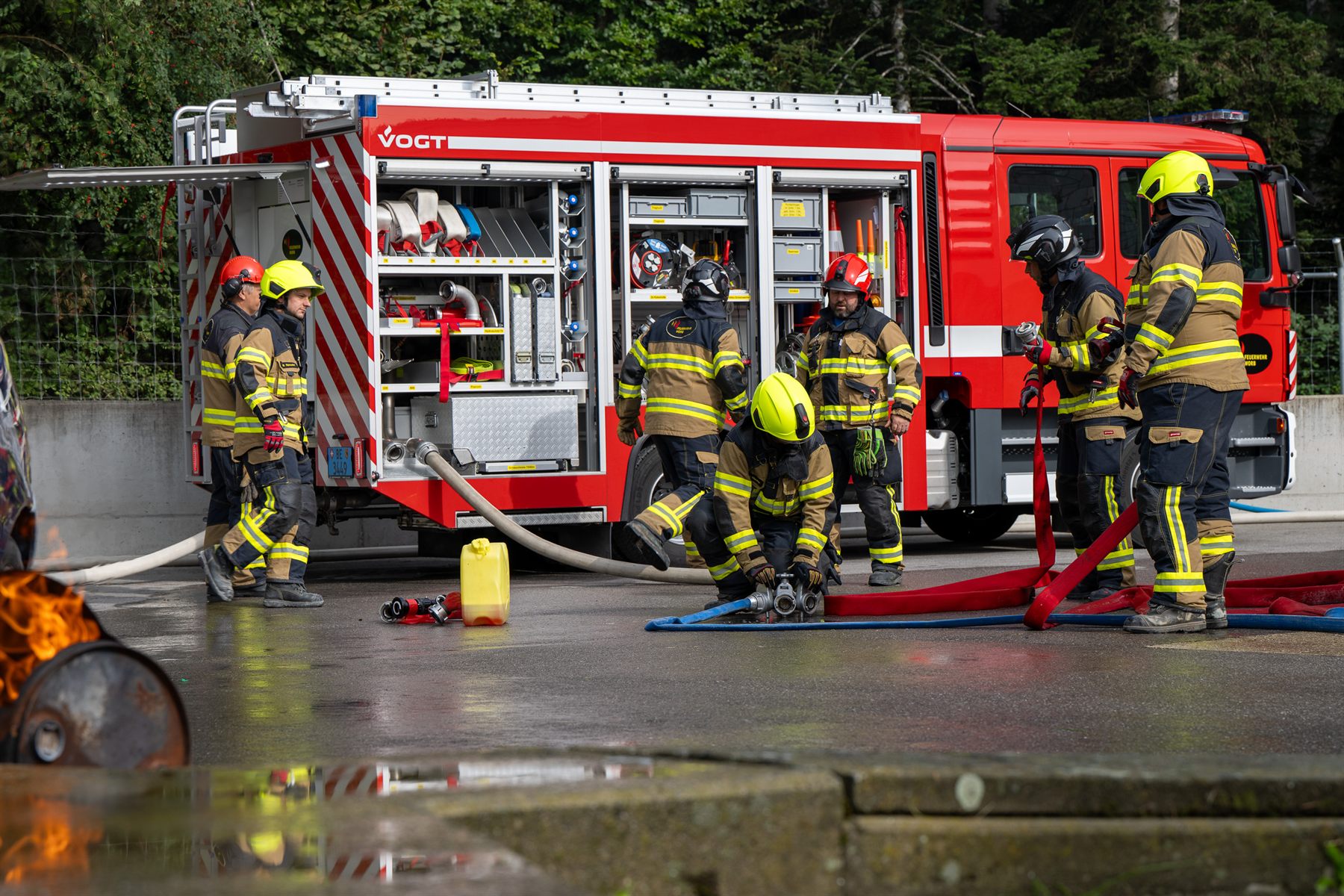 Angehörige der Feuerwehr Worb beim Arbeiten am Tanklöschfahrzeug